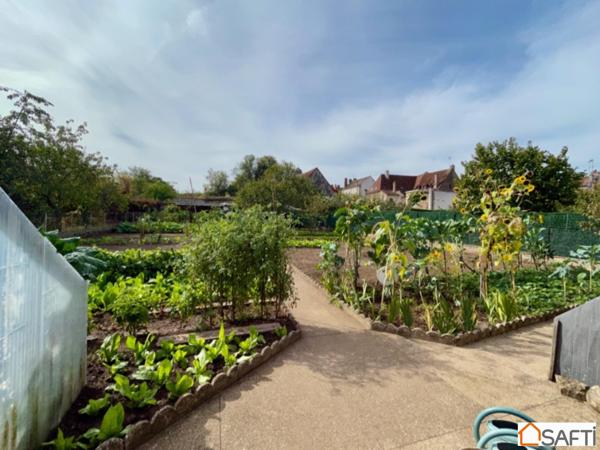 Maison de ville avec terrasse, jardin et dépendances