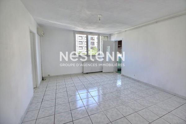 VENISSIEUX - APPARTEMENT - T4 - 74M² - BALCON - RANGEMENTS - COMMERCES - ECOLES - COLLEGES - TRAMWAY - BUS - GARE - COMPLEXES SPORTIFS - PROCHE AXES ROUTIERS - RESIDENCE SECURISEE - VUE DEGAGEE - PROXIMITE ECOLES COLLEGES - BUS