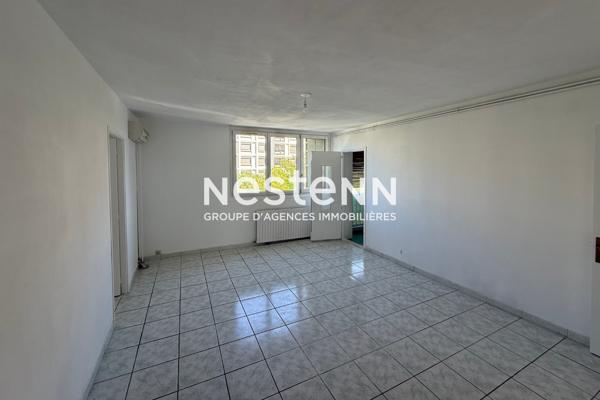 VENISSIEUX - APPARTEMENT - T4 - 74M² - BALCON - RANGEMENTS - COMMERCES - ECOLES - COLLEGES - TRAMWAY - BUS - GARE - COMPLEXES SPORTIFS - PROCHE AXES ROUTIERS - RESIDENCE SECURISEE - VUE DEGAGEE - PROXIMITE ECOLES COLLEGES - BUS
