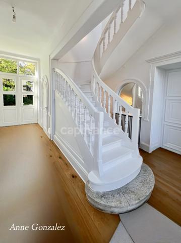 OLIVET CENTRE proche ORLEANS Centre, à vendre superbe Maison Bourgeoise rénovée et nichée sur un parc arboré de 1780 m2 plein sud et sans vis à vis. Nombreuses dépendances idéales pour profession lib