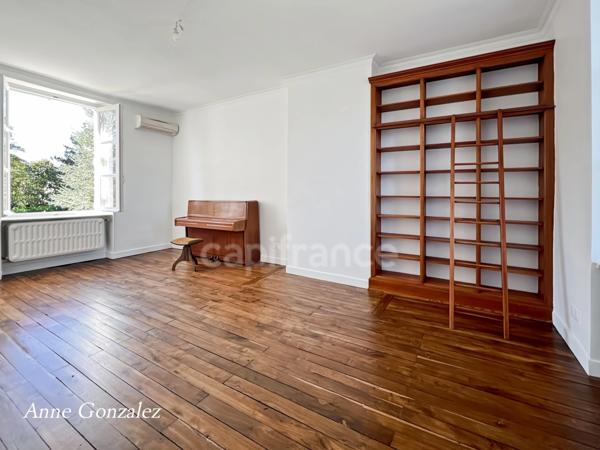 OLIVET CENTRE proche ORLEANS Centre, à vendre superbe Maison Bourgeoise rénovée et nichée sur un parc arboré de 1780 m2 plein sud et sans vis à vis. Nombreuses dépendances idéales pour profession lib