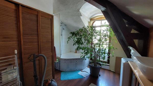 Bien chaleureux et de caractère proche gare