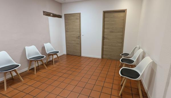 Bureaux Isle Jourdain 4 pièce(s) 140 m2