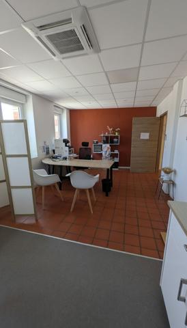 Bureaux Isle Jourdain 4 pièce(s) 140 m2