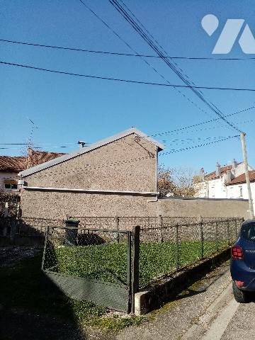 Maison de village avec aisances et dépendances , terrain attenant de 394 m²