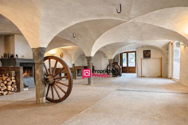 Maison de caractère en pierre 6 pièces de 300 m2 sur terrain 344 m2