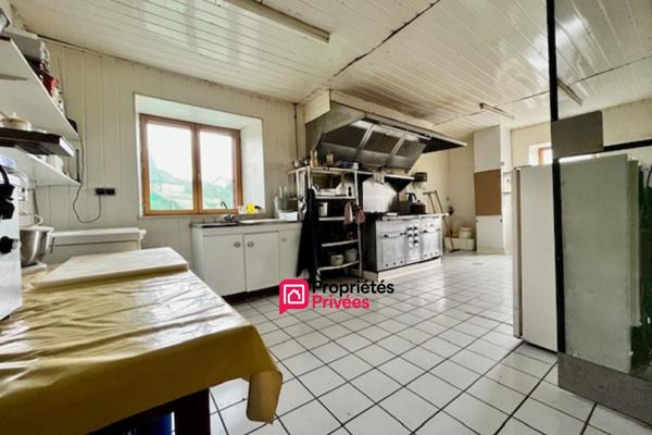 Maison de caractère en pierre 6 pièces de 300 m2 sur terrain 344 m2