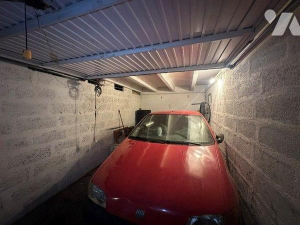 Garage fermé à vendre à Chambéry 

À vendre, garage fermé d'une superficie de 12 m², électric...