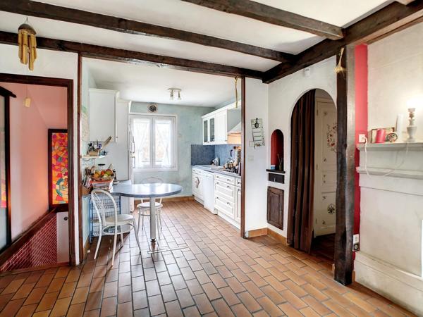 Grande maison lumineuse avec piscine proche commodités