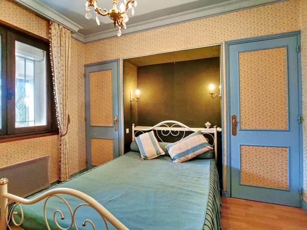 Grande maison lumineuse avec piscine proche commodités