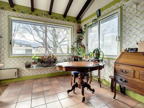 Grande maison lumineuse avec piscine proche commodités