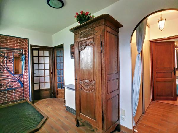 Grande maison lumineuse avec piscine proche commodités