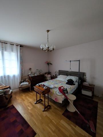 Maison 3 faces de 3 appartements + 3 garages + jardin + terrain