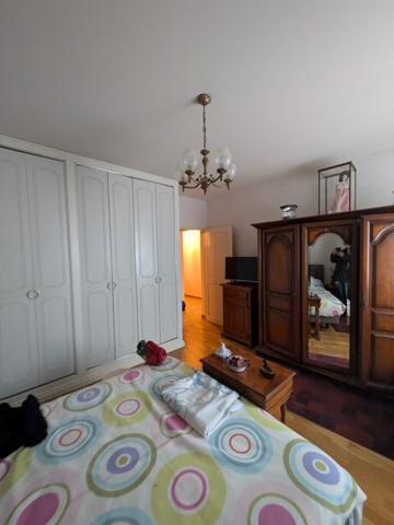 Maison 3 faces de 3 appartements + 3 garages + jardin + terrain