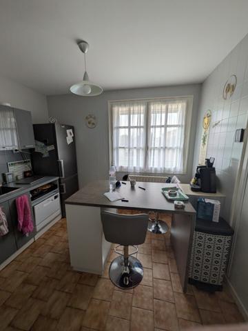 Maison 3 faces de 3 appartements + 3 garages + jardin + terrain