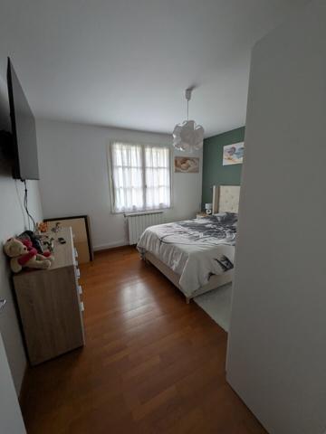 Maison 3 faces de 3 appartements + 3 garages + jardin + terrain