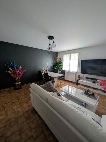 Maison 3 faces de 3 appartements + 3 garages + jardin + terrain