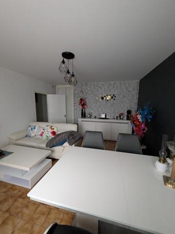 Maison 3 faces de 3 appartements + 3 garages + jardin + terrain