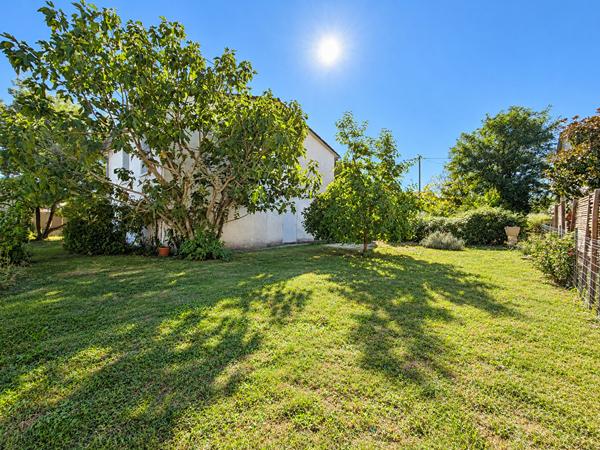 LE PASSAGE - Maison individuelle de 4 pièces principales sur sous-sol avec garage et jardin au calme.