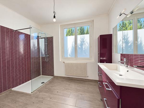 LE PASSAGE - Maison individuelle de 4 pièces principales sur sous-sol avec garage et jardin au calme.