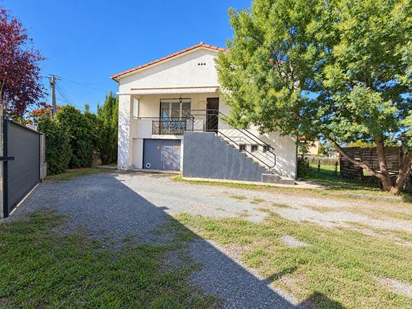 LE PASSAGE - Maison individuelle de 4 pièces principales sur sous-sol avec garage et jardin au calme.