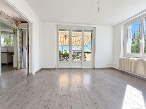 LE PASSAGE - Maison individuelle de 4 pièces principales sur sous-sol avec garage et jardin au calme.