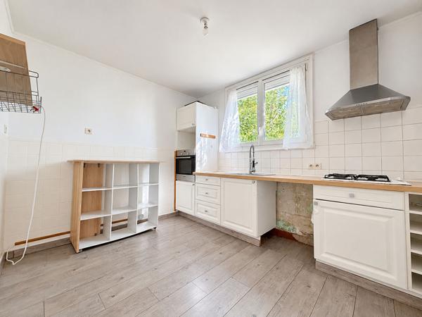 LE PASSAGE - Maison individuelle de 4 pièces principales sur sous-sol avec garage et jardin au calme.