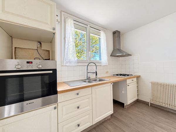 LE PASSAGE - Maison individuelle de 4 pièces principales sur sous-sol avec garage et jardin au calme.
