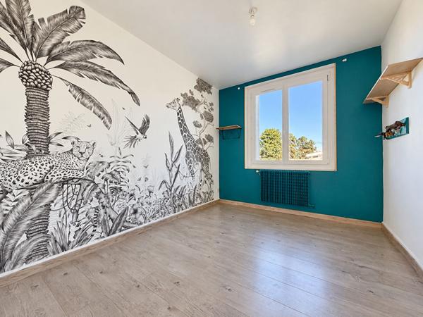 LE PASSAGE - Maison individuelle de 4 pièces principales sur sous-sol avec garage et jardin au calme.
