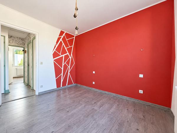 LE PASSAGE - Maison individuelle de 4 pièces principales sur sous-sol avec garage et jardin au calme.