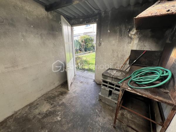 À Lourdes, dans un quartier particulièrement calme et recherché, découvrez cette charmante maison en excellent état, baignée de lumière tout au long de la journée.
À l’étage, elle offre trois chambres confortables, idéales pour accueillir une famille ou aménager un espace de télétravail.
Au rez-de-chaussée, vous profiterez d’un séjour lumineux, d’une cuisine fonctionnelle ainsi que d’un cellier, le tout s’ouvrant sur une agréable terrasse couverte, parfaite pour vos moments de détente.
L’ensemble est implanté sur un terrain verdoyant, facile d’entretien, agrémenté d’une dépendance très pratique.
Idéalement située, la maison se trouve à proximité immédiate d’une garderie et d’un arrêt de bus, et à moins de 10 minutes à pied de l’hyper-centre. Le stationnement y est simple et sans contrainte.
Les amoureux de nature seront séduits par l’accès rapide à la coulée verte, idéale pour des balades à pied ou à vélo. Son emplacement privilégié offre également une vue dégagée sur le Pic du Jer d’un côté et le Pibeste de l’autre.
Un bien rare sur le secteur, parfait pour devenir propriétaire d’une maison… au prix d’un appartement.
Une visite s’impose !