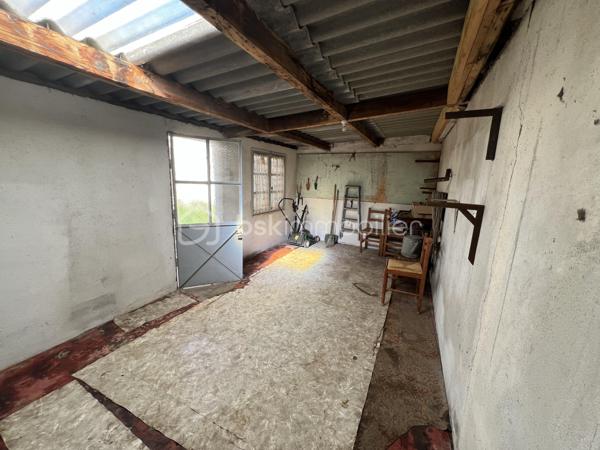 À Lourdes, dans un quartier particulièrement calme et recherché, découvrez cette charmante maison en excellent état, baignée de lumière tout au long de la journée.
À l’étage, elle offre trois chambres confortables, idéales pour accueillir une famille ou aménager un espace de télétravail.
Au rez-de-chaussée, vous profiterez d’un séjour lumineux, d’une cuisine fonctionnelle ainsi que d’un cellier, le tout s’ouvrant sur une agréable terrasse couverte, parfaite pour vos moments de détente.
L’ensemble est implanté sur un terrain verdoyant, facile d’entretien, agrémenté d’une dépendance très pratique.
Idéalement située, la maison se trouve à proximité immédiate d’une garderie et d’un arrêt de bus, et à moins de 10 minutes à pied de l’hyper-centre. Le stationnement y est simple et sans contrainte.
Les amoureux de nature seront séduits par l’accès rapide à la coulée verte, idéale pour des balades à pied ou à vélo. Son emplacement privilégié offre également une vue dégagée sur le Pic du Jer d’un côté et le Pibeste de l’autre.
Un bien rare sur le secteur, parfait pour devenir propriétaire d’une maison… au prix d’un appartement.
Une visite s’impose !