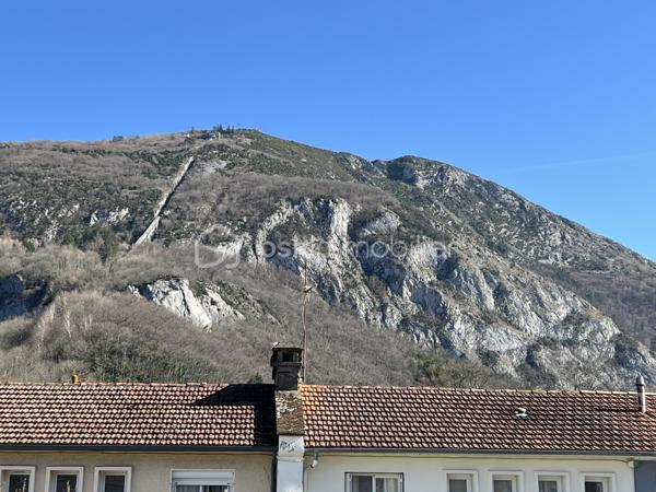 À Lourdes, dans un quartier particulièrement calme et recherché, découvrez cette charmante maison en excellent état, baignée de lumière tout au long de la journée.
À l’étage, elle offre trois chambres confortables, idéales pour accueillir une famille ou aménager un espace de télétravail.
Au rez-de-chaussée, vous profiterez d’un séjour lumineux, d’une cuisine fonctionnelle ainsi que d’un cellier, le tout s’ouvrant sur une agréable terrasse couverte, parfaite pour vos moments de détente.
L’ensemble est implanté sur un terrain verdoyant, facile d’entretien, agrémenté d’une dépendance très pratique.
Idéalement située, la maison se trouve à proximité immédiate d’une garderie et d’un arrêt de bus, et à moins de 10 minutes à pied de l’hyper-centre. Le stationnement y est simple et sans contrainte.
Les amoureux de nature seront séduits par l’accès rapide à la coulée verte, idéale pour des balades à pied ou à vélo. Son emplacement privilégié offre également une vue dégagée sur le Pic du Jer d’un côté et le Pibeste de l’autre.
Un bien rare sur le secteur, parfait pour devenir propriétaire d’une maison… au prix d’un appartement.
Une visite s’impose !