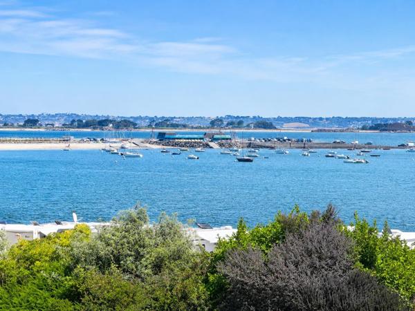Maison de caractère des années 40 avec vue mer et hangar