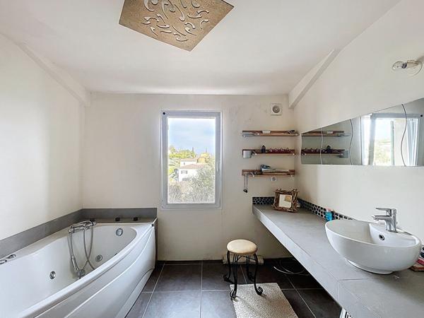 Maison Valensole 4 pièces 133 m² avec terrasses et garages