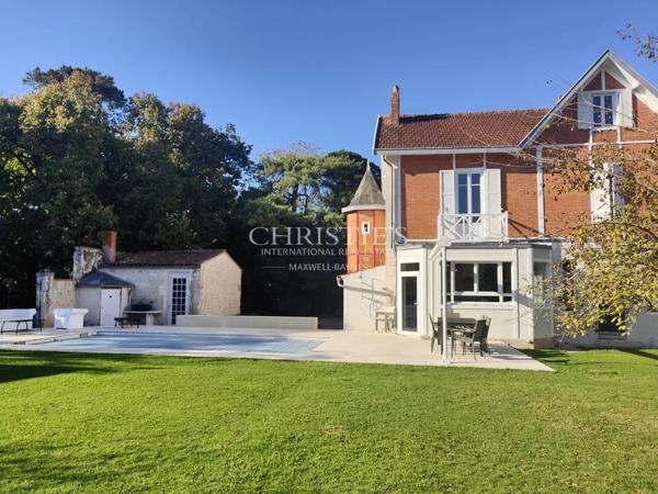 LA ROCHELLE – PROPRIETE DE CARACTERE AVEC PARC ARBORE A 10 MINUTES DE LA PLACE DU MARCHE