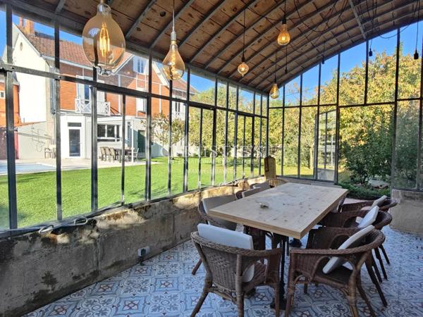 LA ROCHELLE – PROPRIETE DE CARACTERE AVEC PARC ARBORE A 10 MINUTES DE LA PLACE DU MARCHE