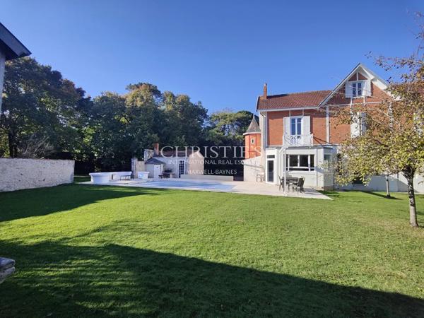 LA ROCHELLE – PROPRIETE DE CARACTERE AVEC PARC ARBORE A 10 MINUTES DE LA PLACE DU MARCHE