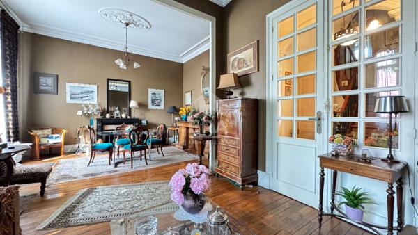 A vendre, rare à Perigueux ! Maison bourgeoise de charme avec jardin paysagé et volume généreux