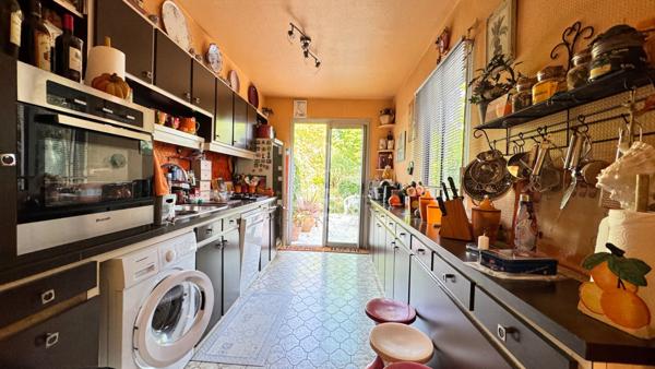 A vendre, rare à Perigueux ! Maison bourgeoise de charme avec jardin paysagé et volume généreux