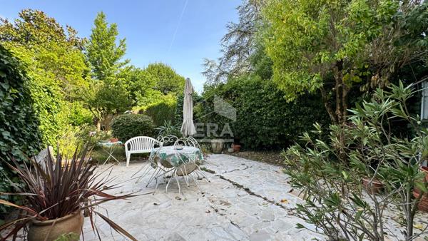 A vendre, rare à Perigueux ! Maison bourgeoise de charme avec jardin paysagé et volume généreux