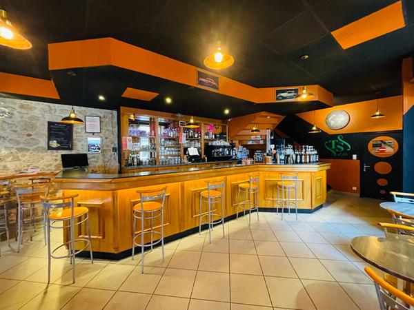 A vendre Mur et (ou) Fond de commerce avec licence 4, mur et appartement à Barbaste