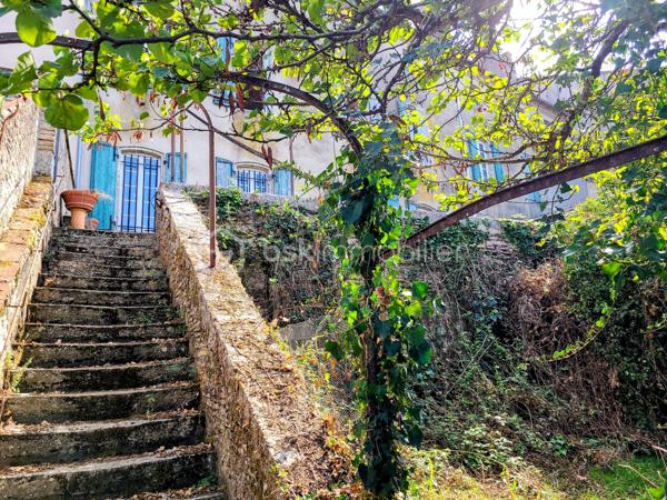 Située au cœur d’un village touristique, cette propriété pleine de caractère bénéficie d’une vue dégagée et d’un fort potentiel.
À l’extérieur, un élégant escalier en pierre mène à une superbe terrasse de 55 m², surplombant le jardin clos, idéal pour profiter des beaux jours.
À l’intérieur :
Rez-de-chaussée :
•	Deux entrées : l’une depuis la terrasse, l’autre à l’arrière de la maison donnant sur une rue du centre du village 
•	Une salle à manger de 28 m² 
•	Un salon spacieux de 31 m² 
•	Une cuisine de 24 m² avec cellier attenant 
À l’étage :
•	Trois chambres de 12 à 17 m² 
•	Une quatrième chambre de 26 m² avec sa salle de bain de 4,5 m² 
•	Deux pièces de 10 m² pouvant faire office de dressing ou d’espaces de rangement 
Au deuxième niveau :
•	Un grenier aménageable d’environ 100 m², offrant de nombreuses possibilités 
L’ensemble est édifié sur une parcelle de 550 m² avec jardin clos. Un garage de 30 m² complète ce bien.
La toiture n’est pas à revoir.
À proximité immédiate : commerces, écoles, collège, ainsi que le canal et sa voie verte pour vos promenades.
Accès autoroute à environ 10 km.