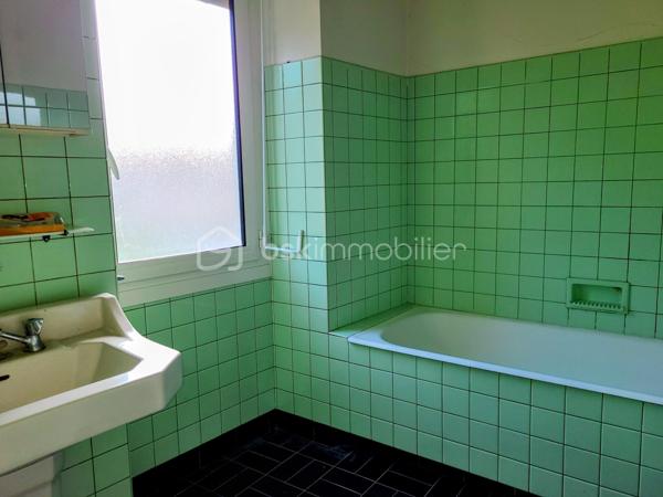 Située au cœur d’un village touristique, cette propriété pleine de caractère bénéficie d’une vue dégagée et d’un fort potentiel.
À l’extérieur, un élégant escalier en pierre mène à une superbe terrasse de 55 m², surplombant le jardin clos, idéal pour profiter des beaux jours.
À l’intérieur :
Rez-de-chaussée :
•	Deux entrées : l’une depuis la terrasse, l’autre à l’arrière de la maison donnant sur une rue du centre du village 
•	Une salle à manger de 28 m² 
•	Un salon spacieux de 31 m² 
•	Une cuisine de 24 m² avec cellier attenant 
À l’étage :
•	Trois chambres de 12 à 17 m² 
•	Une quatrième chambre de 26 m² avec sa salle de bain de 4,5 m² 
•	Deux pièces de 10 m² pouvant faire office de dressing ou d’espaces de rangement 
Au deuxième niveau :
•	Un grenier aménageable d’environ 100 m², offrant de nombreuses possibilités 
L’ensemble est édifié sur une parcelle de 550 m² avec jardin clos. Un garage de 30 m² complète ce bien.
La toiture n’est pas à revoir.
À proximité immédiate : commerces, écoles, collège, ainsi que le canal et sa voie verte pour vos promenades.
Accès autoroute à environ 10 km.