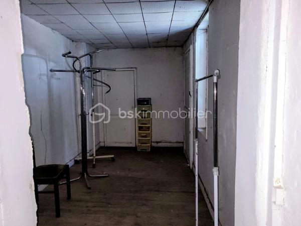 Située au cœur d’un village touristique, cette propriété pleine de caractère bénéficie d’une vue dégagée et d’un fort potentiel.
À l’extérieur, un élégant escalier en pierre mène à une superbe terrasse de 55 m², surplombant le jardin clos, idéal pour profiter des beaux jours.
À l’intérieur :
Rez-de-chaussée :
•	Deux entrées : l’une depuis la terrasse, l’autre à l’arrière de la maison donnant sur une rue du centre du village 
•	Une salle à manger de 28 m² 
•	Un salon spacieux de 31 m² 
•	Une cuisine de 24 m² avec cellier attenant 
À l’étage :
•	Trois chambres de 12 à 17 m² 
•	Une quatrième chambre de 26 m² avec sa salle de bain de 4,5 m² 
•	Deux pièces de 10 m² pouvant faire office de dressing ou d’espaces de rangement 
Au deuxième niveau :
•	Un grenier aménageable d’environ 100 m², offrant de nombreuses possibilités 
L’ensemble est édifié sur une parcelle de 550 m² avec jardin clos. Un garage de 30 m² complète ce bien.
La toiture n’est pas à revoir.
À proximité immédiate : commerces, écoles, collège, ainsi que le canal et sa voie verte pour vos promenades.
Accès autoroute à environ 10 km.