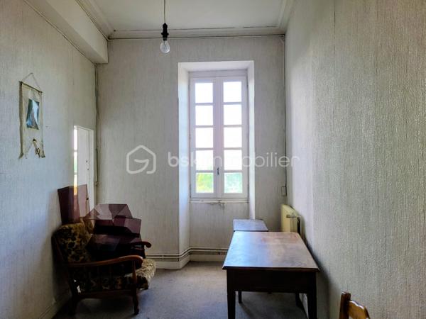 Située au cœur d’un village touristique, cette propriété pleine de caractère bénéficie d’une vue dégagée et d’un fort potentiel.
À l’extérieur, un élégant escalier en pierre mène à une superbe terrasse de 55 m², surplombant le jardin clos, idéal pour profiter des beaux jours.
À l’intérieur :
Rez-de-chaussée :
•	Deux entrées : l’une depuis la terrasse, l’autre à l’arrière de la maison donnant sur une rue du centre du village 
•	Une salle à manger de 28 m² 
•	Un salon spacieux de 31 m² 
•	Une cuisine de 24 m² avec cellier attenant 
À l’étage :
•	Trois chambres de 12 à 17 m² 
•	Une quatrième chambre de 26 m² avec sa salle de bain de 4,5 m² 
•	Deux pièces de 10 m² pouvant faire office de dressing ou d’espaces de rangement 
Au deuxième niveau :
•	Un grenier aménageable d’environ 100 m², offrant de nombreuses possibilités 
L’ensemble est édifié sur une parcelle de 550 m² avec jardin clos. Un garage de 30 m² complète ce bien.
La toiture n’est pas à revoir.
À proximité immédiate : commerces, écoles, collège, ainsi que le canal et sa voie verte pour vos promenades.
Accès autoroute à environ 10 km.