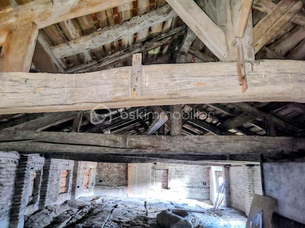 Située au cœur d’un village touristique, cette propriété pleine de caractère bénéficie d’une vue dégagée et d’un fort potentiel.
À l’extérieur, un élégant escalier en pierre mène à une superbe terrasse de 55 m², surplombant le jardin clos, idéal pour profiter des beaux jours.
À l’intérieur :
Rez-de-chaussée :
•	Deux entrées : l’une depuis la terrasse, l’autre à l’arrière de la maison donnant sur une rue du centre du village 
•	Une salle à manger de 28 m² 
•	Un salon spacieux de 31 m² 
•	Une cuisine de 24 m² avec cellier attenant 
À l’étage :
•	Trois chambres de 12 à 17 m² 
•	Une quatrième chambre de 26 m² avec sa salle de bain de 4,5 m² 
•	Deux pièces de 10 m² pouvant faire office de dressing ou d’espaces de rangement 
Au deuxième niveau :
•	Un grenier aménageable d’environ 100 m², offrant de nombreuses possibilités 
L’ensemble est édifié sur une parcelle de 550 m² avec jardin clos. Un garage de 30 m² complète ce bien.
La toiture n’est pas à revoir.
À proximité immédiate : commerces, écoles, collège, ainsi que le canal et sa voie verte pour vos promenades.
Accès autoroute à environ 10 km.