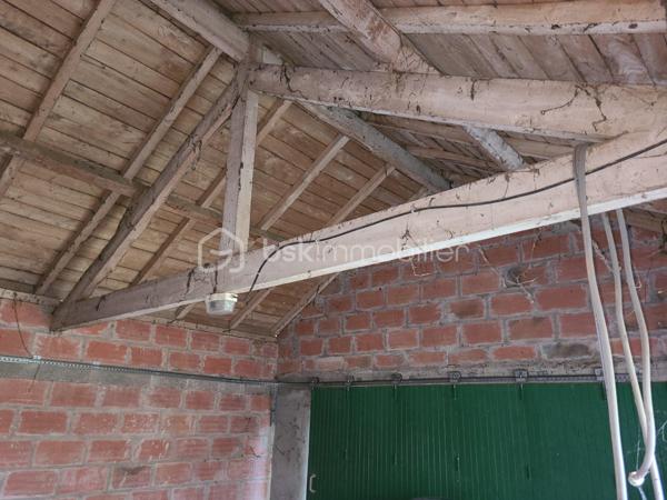 Située au cœur d’un village touristique, cette propriété pleine de caractère bénéficie d’une vue dégagée et d’un fort potentiel.
À l’extérieur, un élégant escalier en pierre mène à une superbe terrasse de 55 m², surplombant le jardin clos, idéal pour profiter des beaux jours.
À l’intérieur :
Rez-de-chaussée :
•	Deux entrées : l’une depuis la terrasse, l’autre à l’arrière de la maison donnant sur une rue du centre du village 
•	Une salle à manger de 28 m² 
•	Un salon spacieux de 31 m² 
•	Une cuisine de 24 m² avec cellier attenant 
À l’étage :
•	Trois chambres de 12 à 17 m² 
•	Une quatrième chambre de 26 m² avec sa salle de bain de 4,5 m² 
•	Deux pièces de 10 m² pouvant faire office de dressing ou d’espaces de rangement 
Au deuxième niveau :
•	Un grenier aménageable d’environ 100 m², offrant de nombreuses possibilités 
L’ensemble est édifié sur une parcelle de 550 m² avec jardin clos. Un garage de 30 m² complète ce bien.
La toiture n’est pas à revoir.
À proximité immédiate : commerces, écoles, collège, ainsi que le canal et sa voie verte pour vos promenades.
Accès autoroute à environ 10 km.
