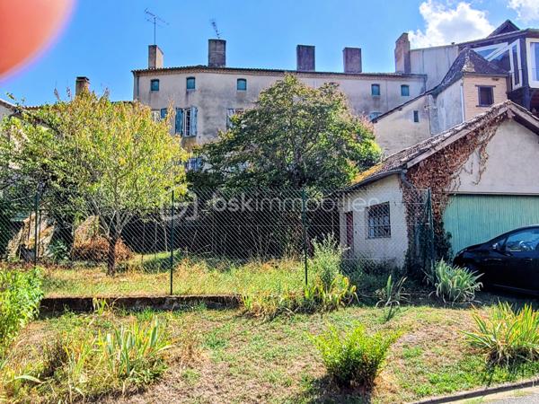 Située au cœur d’un village touristique, cette propriété pleine de caractère bénéficie d’une vue dégagée et d’un fort potentiel.
À l’extérieur, un élégant escalier en pierre mène à une superbe terrasse de 55 m², surplombant le jardin clos, idéal pour profiter des beaux jours.
À l’intérieur :
Rez-de-chaussée :
•	Deux entrées : l’une depuis la terrasse, l’autre à l’arrière de la maison donnant sur une rue du centre du village 
•	Une salle à manger de 28 m² 
•	Un salon spacieux de 31 m² 
•	Une cuisine de 24 m² avec cellier attenant 
À l’étage :
•	Trois chambres de 12 à 17 m² 
•	Une quatrième chambre de 26 m² avec sa salle de bain de 4,5 m² 
•	Deux pièces de 10 m² pouvant faire office de dressing ou d’espaces de rangement 
Au deuxième niveau :
•	Un grenier aménageable d’environ 100 m², offrant de nombreuses possibilités 
L’ensemble est édifié sur une parcelle de 550 m² avec jardin clos. Un garage de 30 m² complète ce bien.
La toiture n’est pas à revoir.
À proximité immédiate : commerces, écoles, collège, ainsi que le canal et sa voie verte pour vos promenades.
Accès autoroute à environ 10 km.