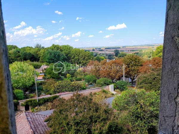 Située au cœur d’un village touristique, cette propriété pleine de caractère bénéficie d’une vue dégagée et d’un fort potentiel.
À l’extérieur, un élégant escalier en pierre mène à une superbe terrasse de 55 m², surplombant le jardin clos, idéal pour profiter des beaux jours.
À l’intérieur :
Rez-de-chaussée :
•	Deux entrées : l’une depuis la terrasse, l’autre à l’arrière de la maison donnant sur une rue du centre du village 
•	Une salle à manger de 28 m² 
•	Un salon spacieux de 31 m² 
•	Une cuisine de 24 m² avec cellier attenant 
À l’étage :
•	Trois chambres de 12 à 17 m² 
•	Une quatrième chambre de 26 m² avec sa salle de bain de 4,5 m² 
•	Deux pièces de 10 m² pouvant faire office de dressing ou d’espaces de rangement 
Au deuxième niveau :
•	Un grenier aménageable d’environ 100 m², offrant de nombreuses possibilités 
L’ensemble est édifié sur une parcelle de 550 m² avec jardin clos. Un garage de 30 m² complète ce bien.
La toiture n’est pas à revoir.
À proximité immédiate : commerces, écoles, collège, ainsi que le canal et sa voie verte pour vos promenades.
Accès autoroute à environ 10 km.